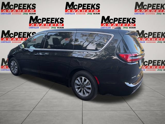 Used 2023 Chrysler Pacifica Touring-L FWD image 3