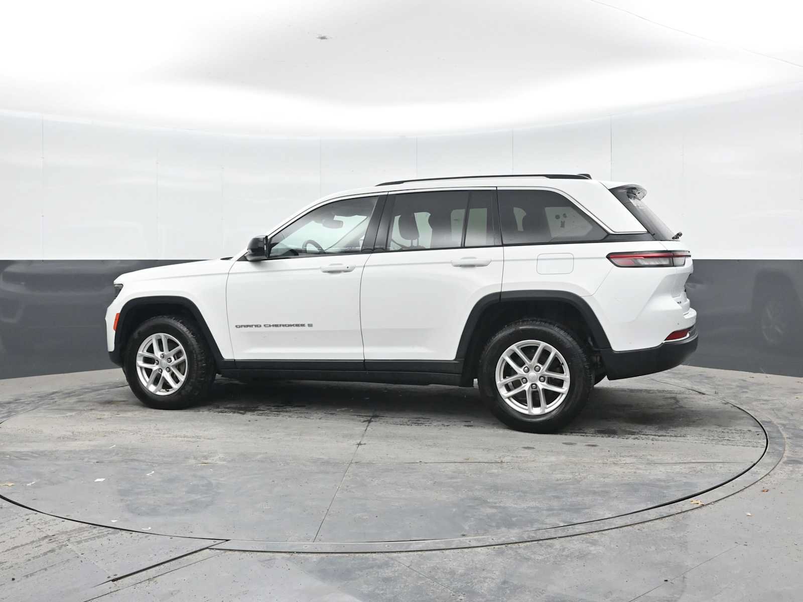 Used 2023 Jeep Grand Cherokee Laredo AWD/4WD image 3