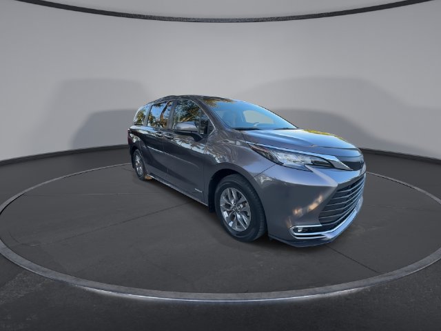 Used 2021 Toyota Sienna XLE FWD image 2
