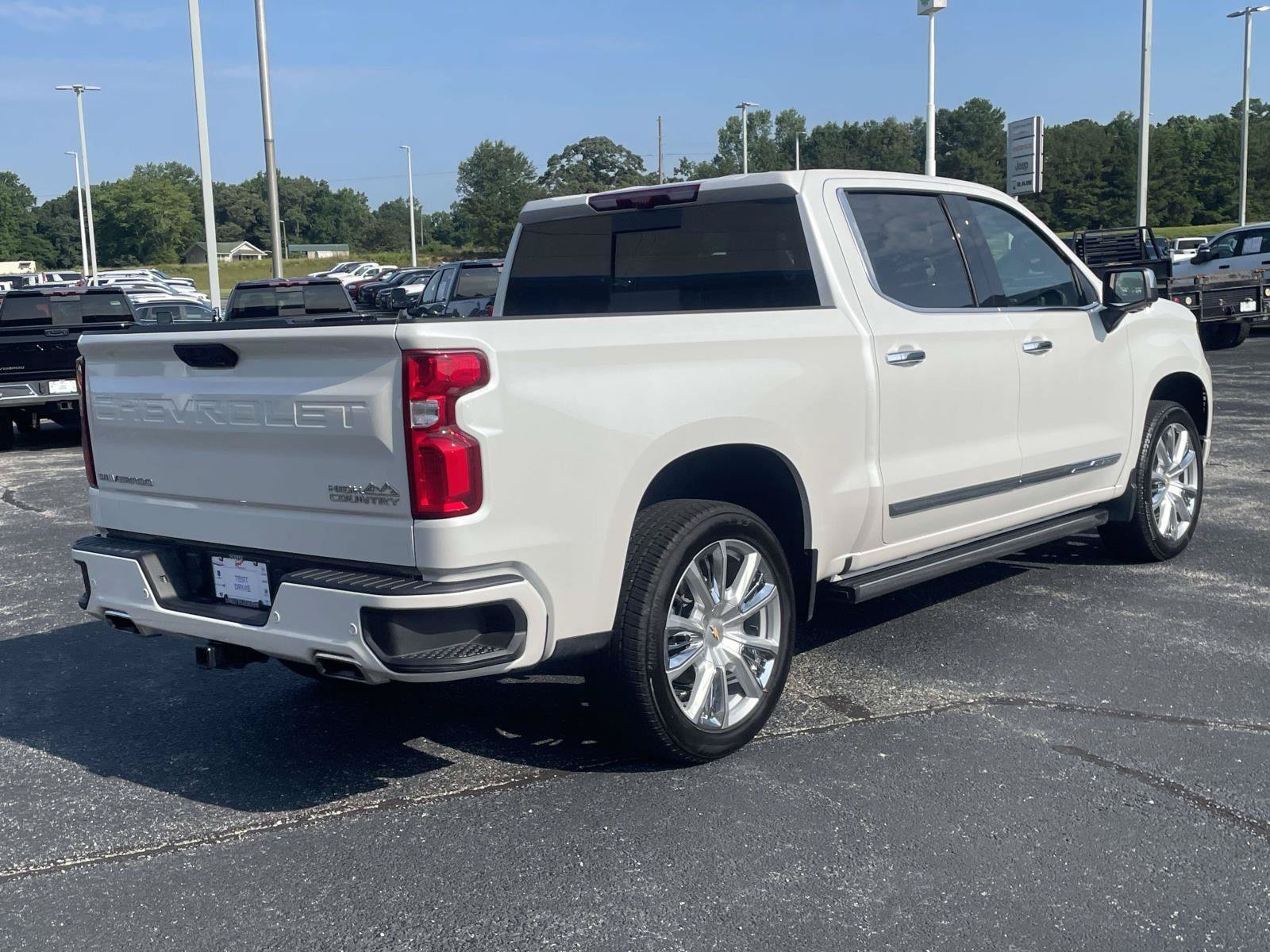 Certified 2025 Chevrolet Silverado 1500 High Country w/ High Country Premium Package AWD/4WD image 3