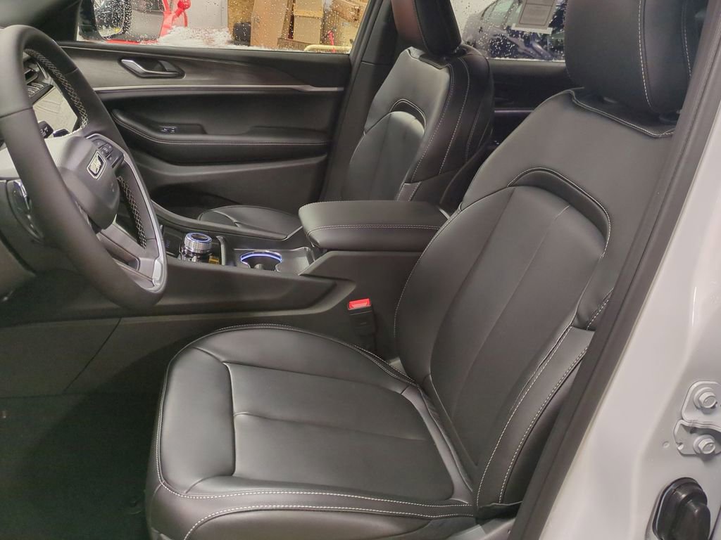 New 2025 Jeep Grand Cherokee Limited w/ Trailer Tow Package image 16