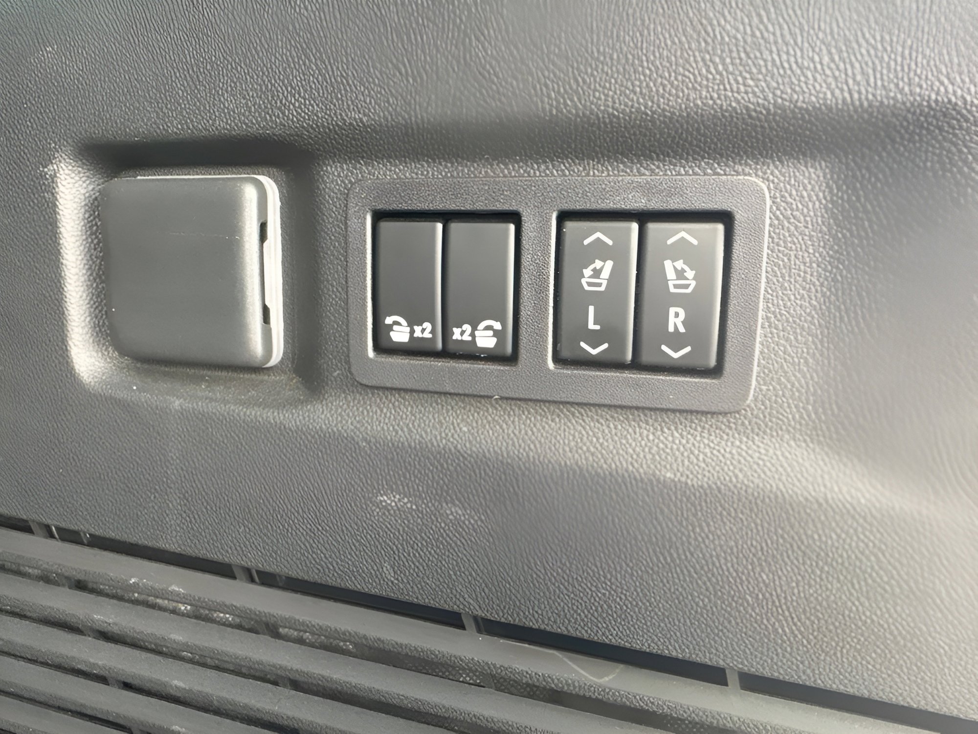 Used 2023 Chevrolet Tahoe Premier w/ Premium Package AWD/4WD image 14