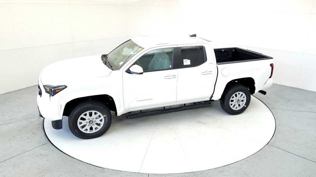 Used 2025 Toyota Tacoma SR5 AWD/4WD image 14