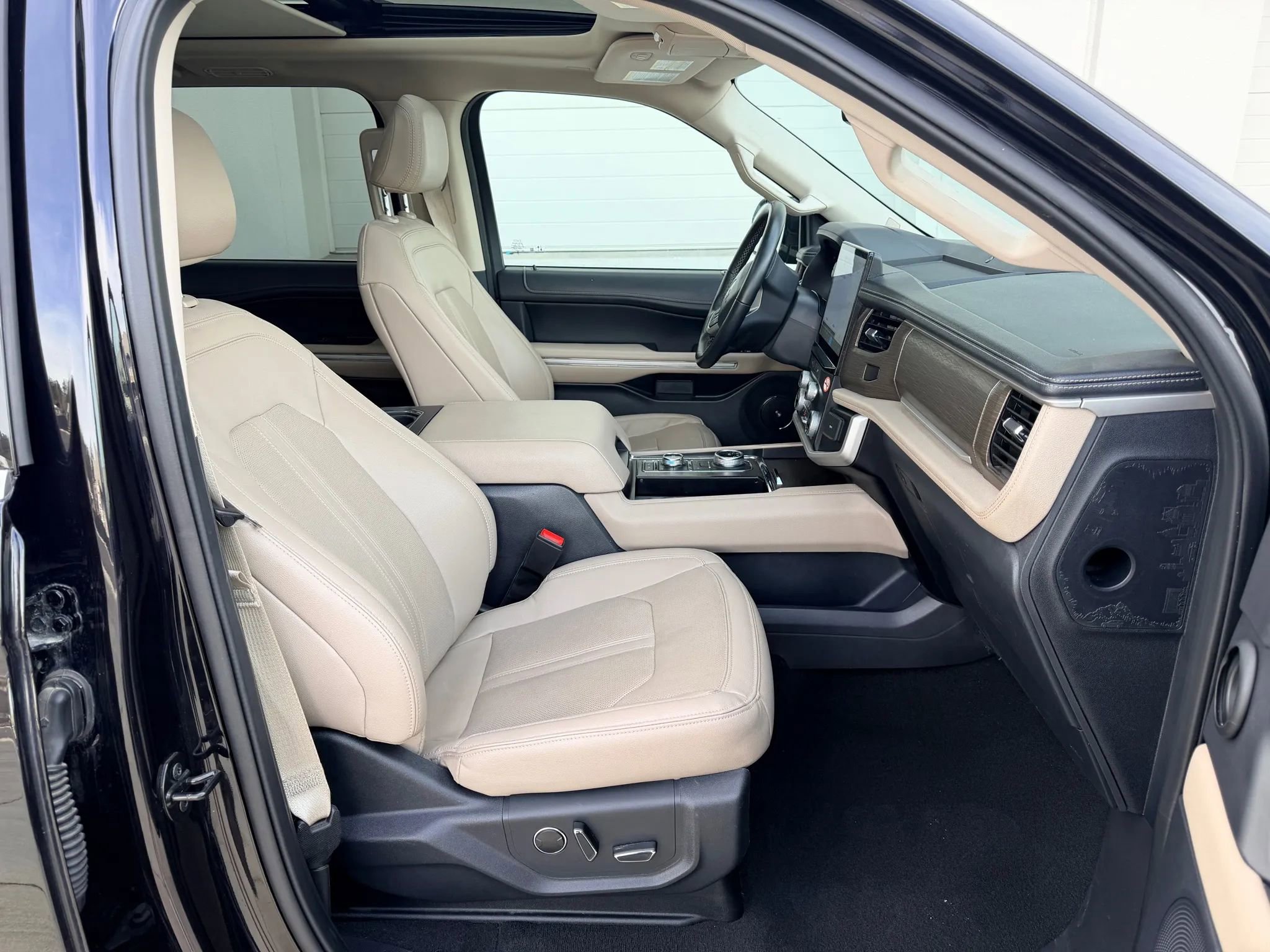 Used 2024 Ford Expedition Max Limited image 16