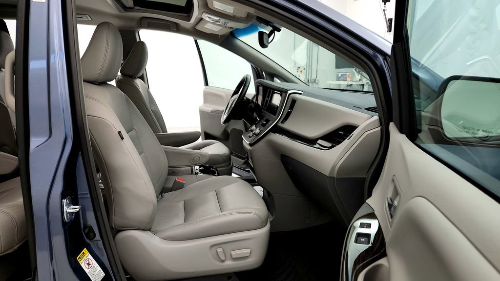 Used 2017 Toyota Sienna XLE FWD image 14