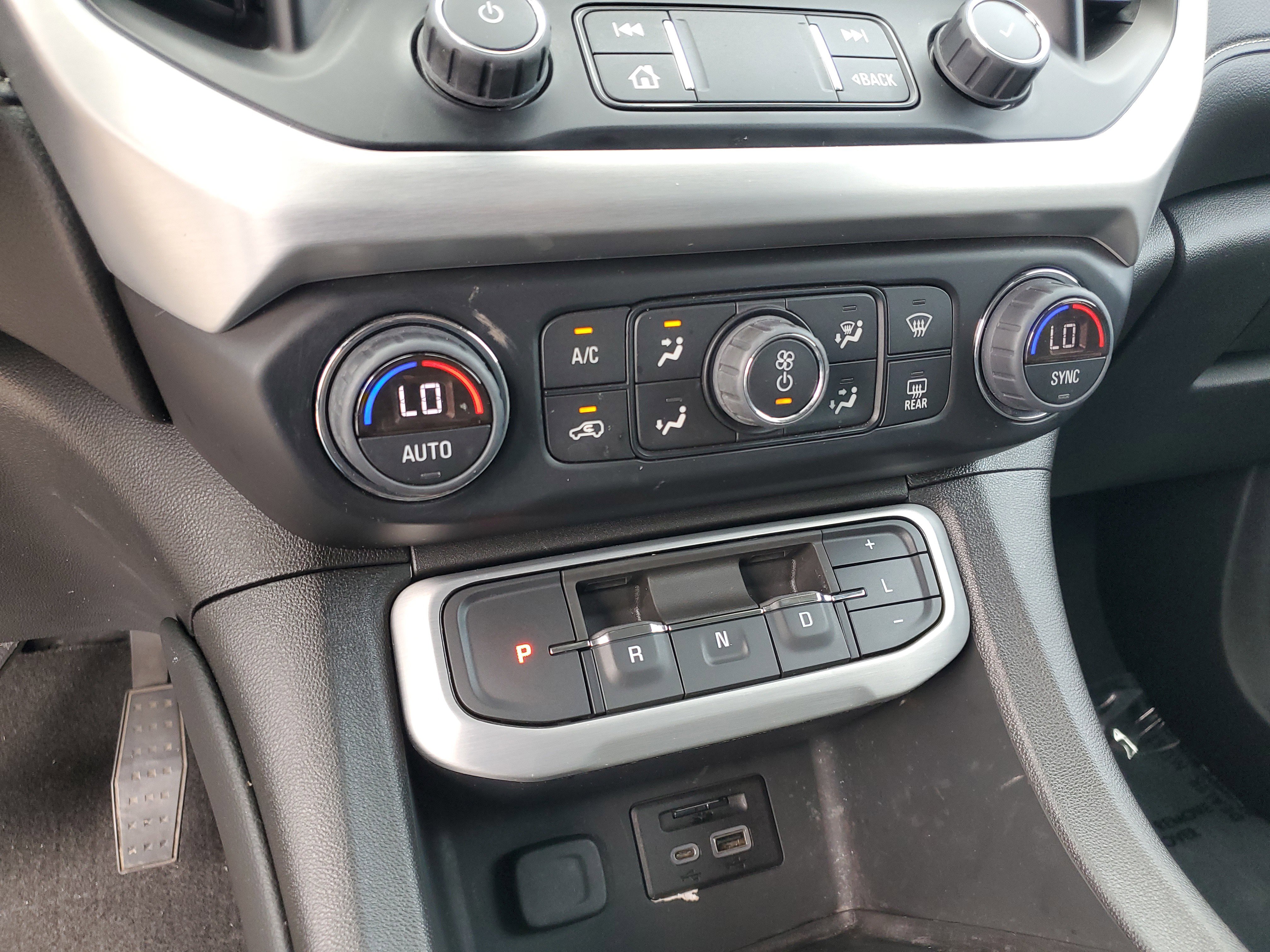 Used 2023 GMC Acadia SLT w/ Elevation Edition image 24