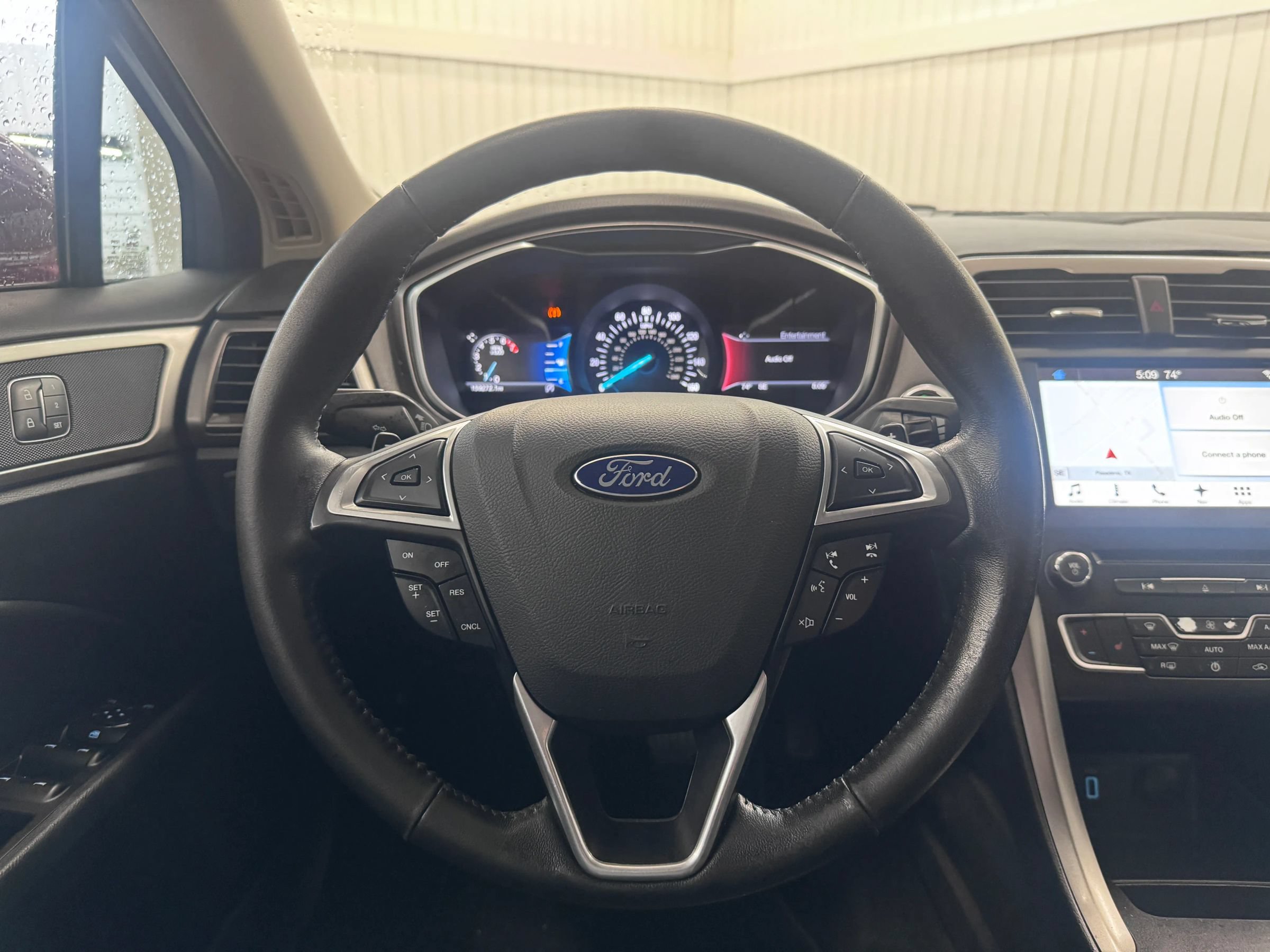 Used 2017 Ford Fusion SE w/ Fusion SE Technology Package FWD image 19