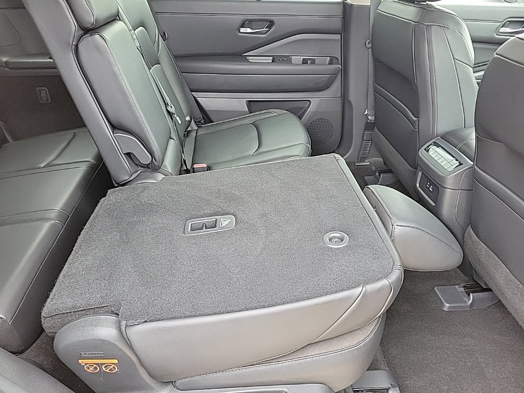 Certified 2024 Nissan Pathfinder SL w/ Black Appearance Package AWD/4WD image 28
