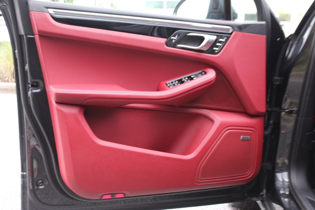 Used 2025 Porsche Macan image 17