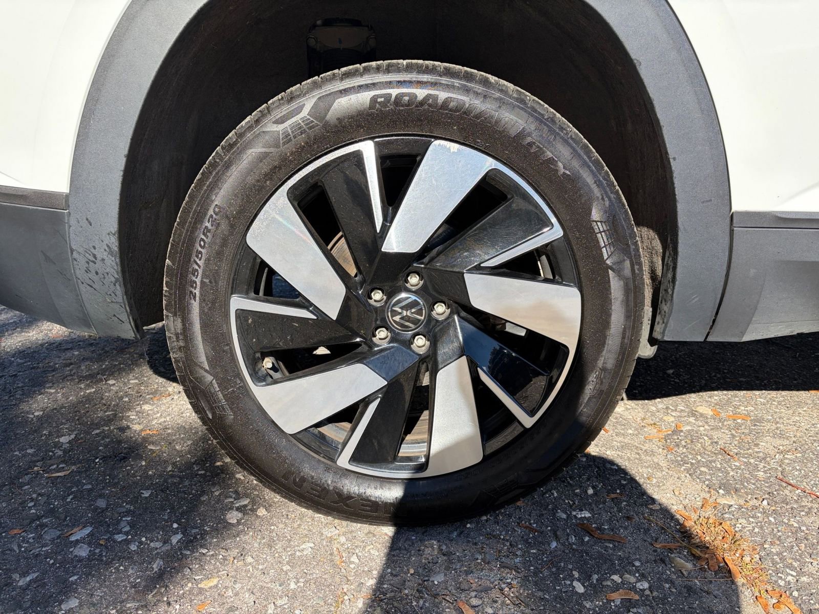 Used 2025 Volkswagen Atlas Cross Sport SE image 30