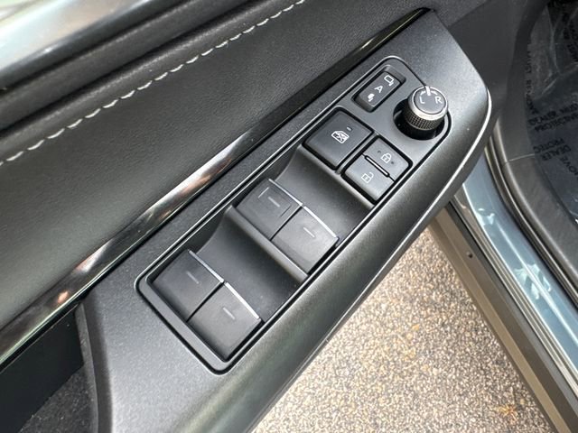 Used 2022 Toyota Venza LE image 26