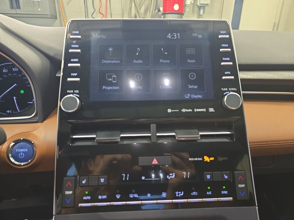 Used 2020 Toyota Avalon Limited image 21