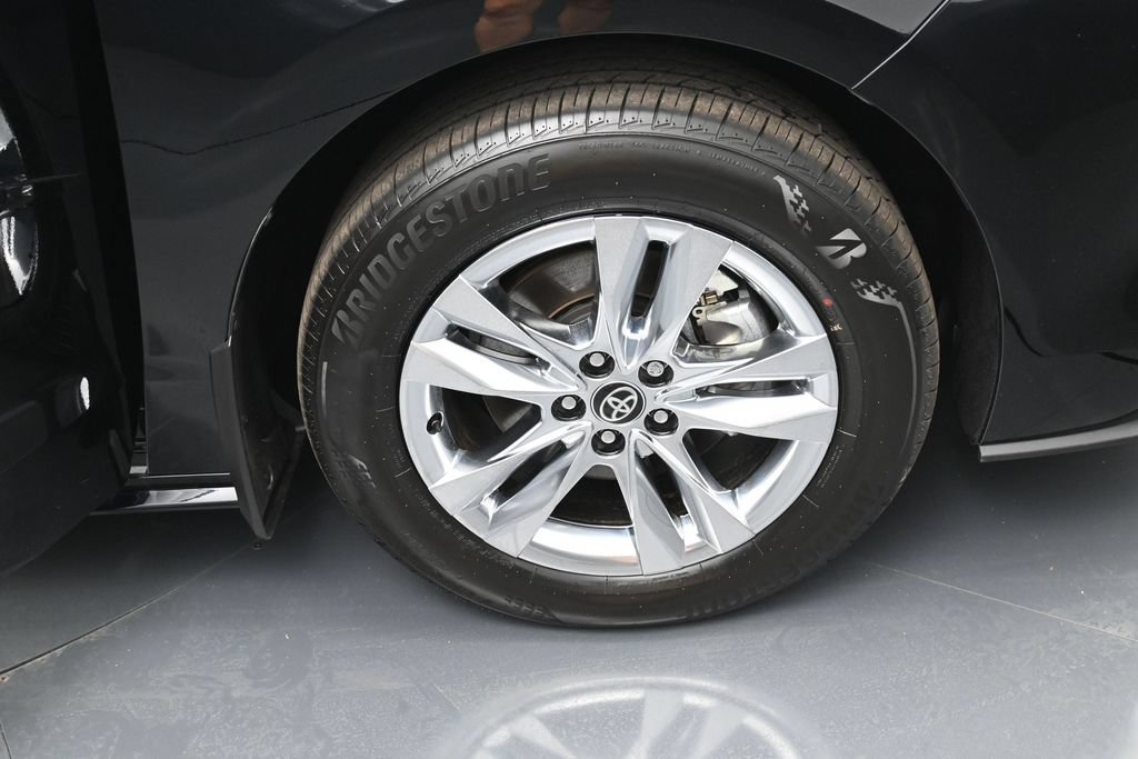 Used 2026 Toyota Sienna Limited AWD/4WD image 40