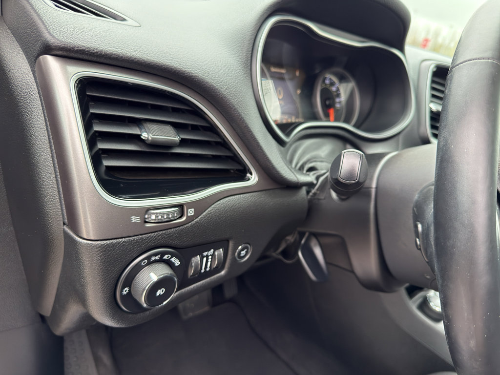 Used 2019 Jeep Cherokee Limited w/ Luxury Group AWD/4WD image 14