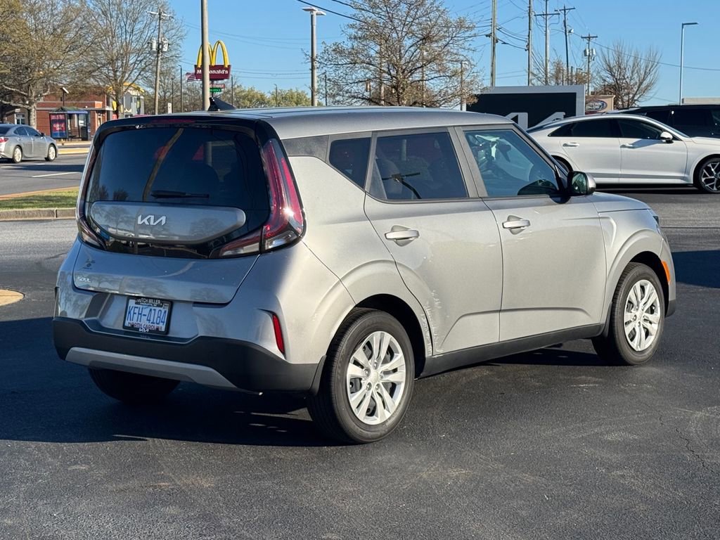 Used 2023 Kia Soul LX image 3