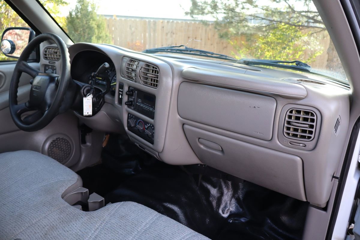 Used 2000 GMC Sonoma SL w/ Cold-Climate Pkg image 16