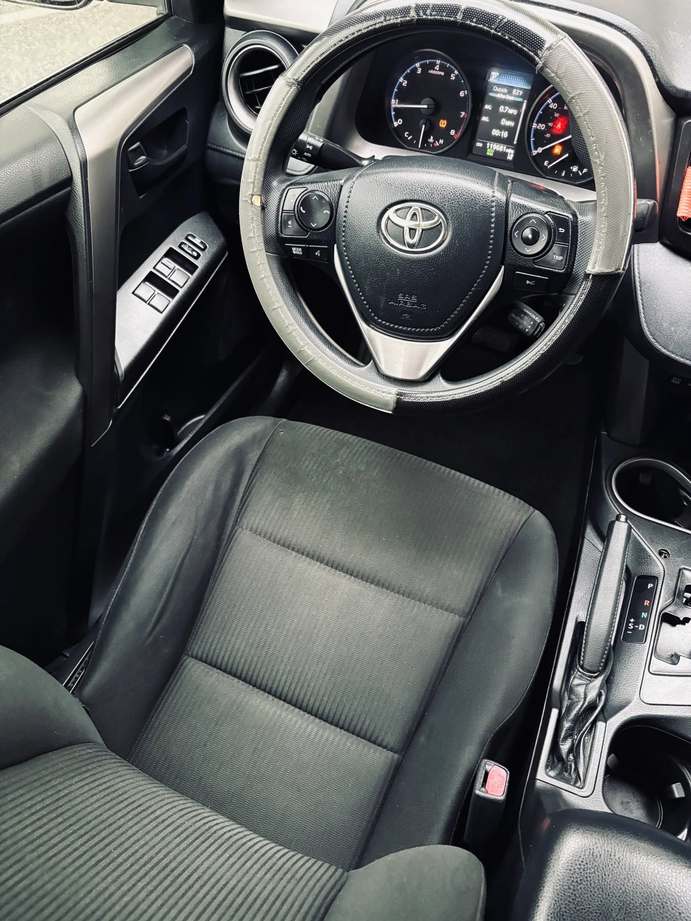 Used 2017 Toyota RAV4 LE FWD image 4