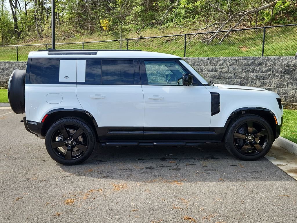 Used 2024 Land Rover Defender 110 X-Dynamic SE AWD/4WD image 11