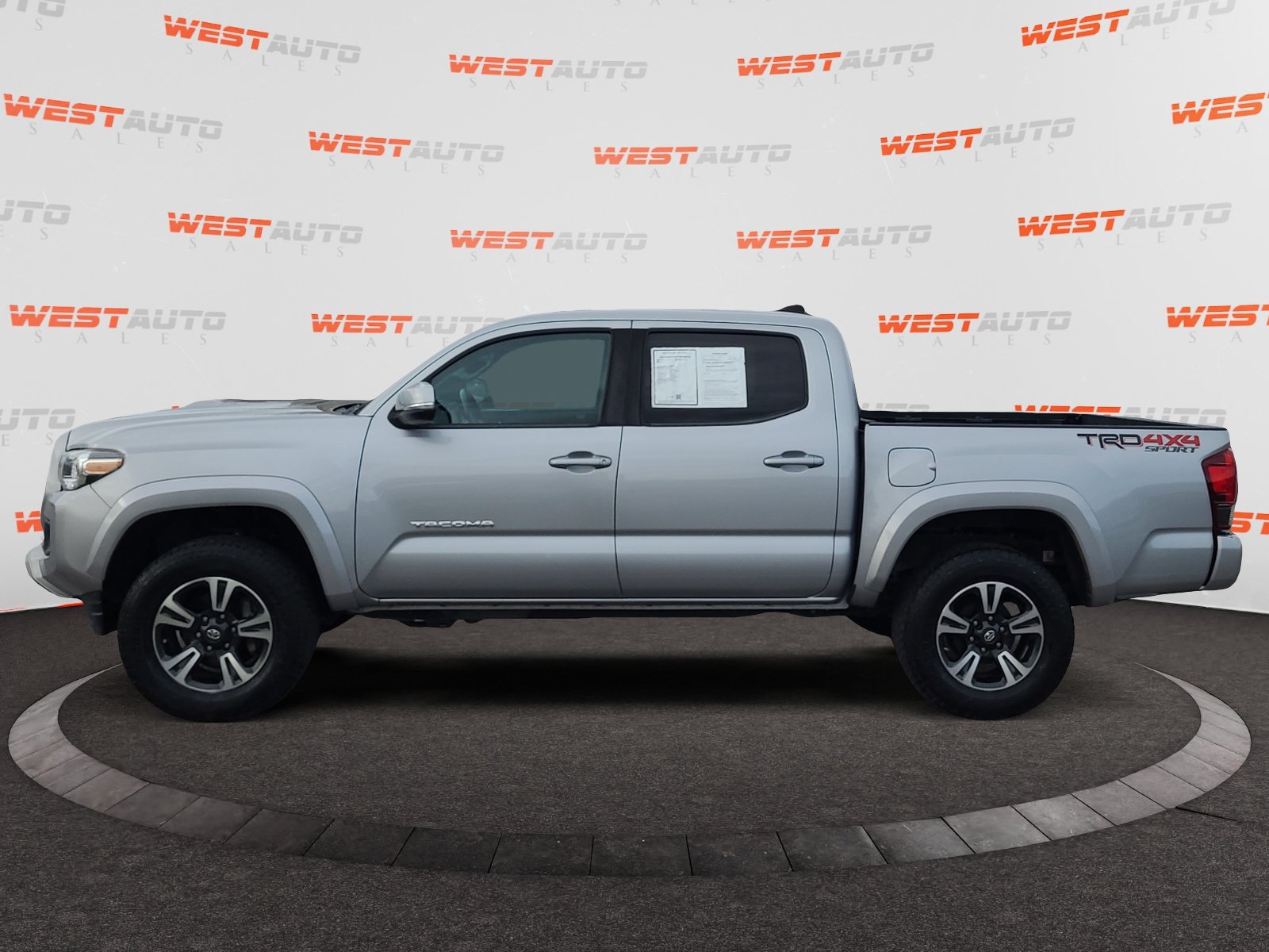 Used 2019 Toyota Tacoma TRD Sport AWD/4WD image 2