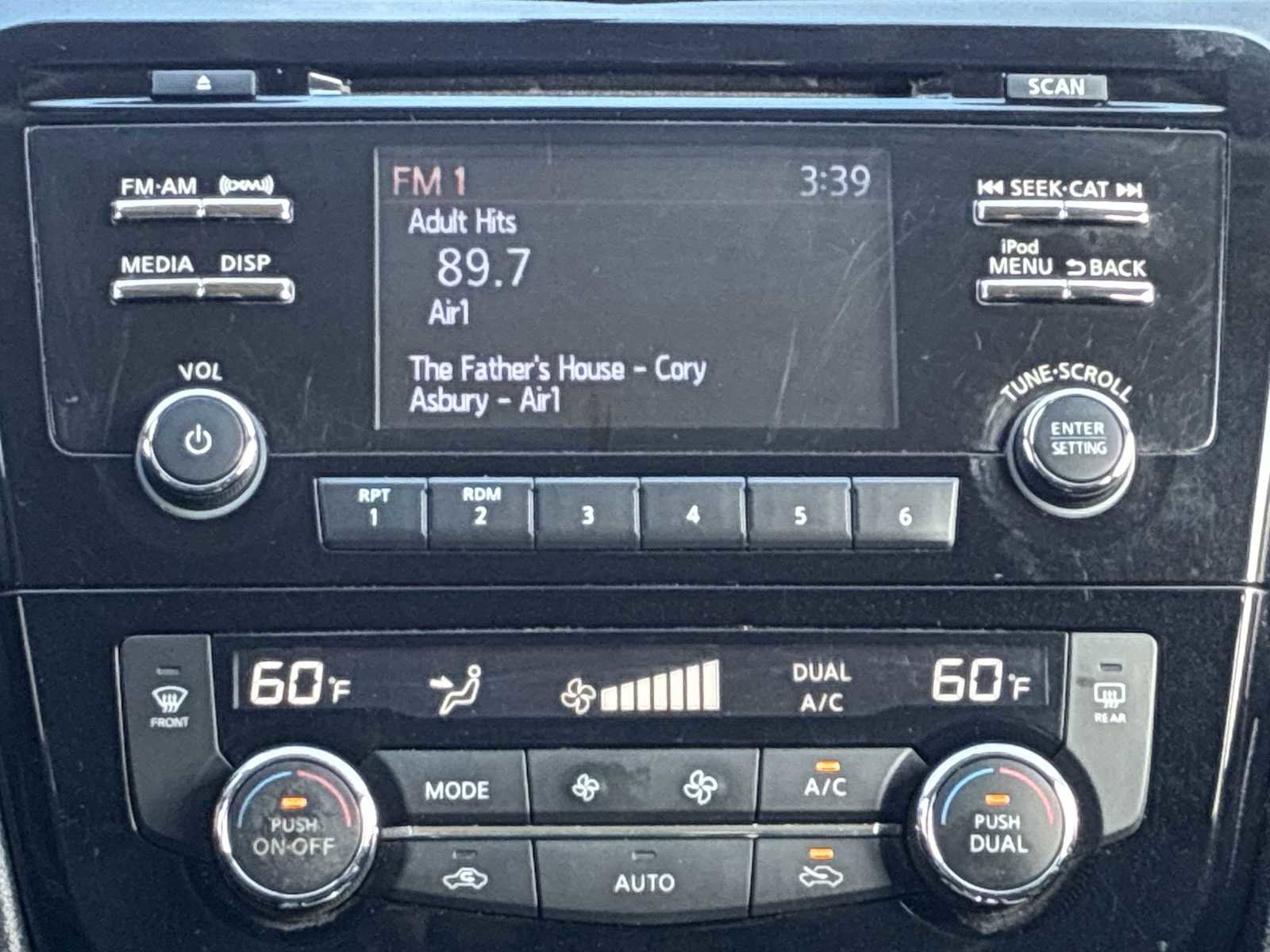 Used 2017 Nissan Rogue SV AWD/4WD image 12