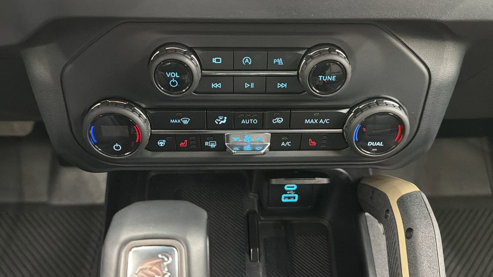 Used 2025 Ford Bronco Badlands image 23