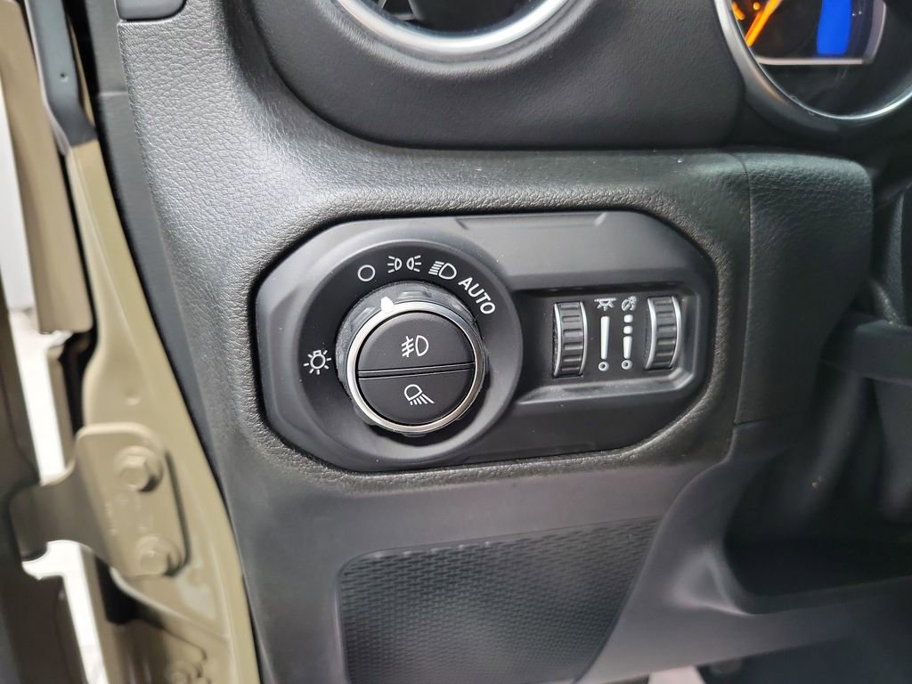 Used 2020 Jeep Gladiator Overland w/ Popular Equipment Package AWD/4WD image 35