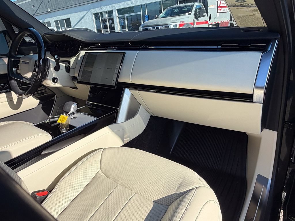 Used 2025 Land Rover Range Rover SE AWD/4WD image 9
