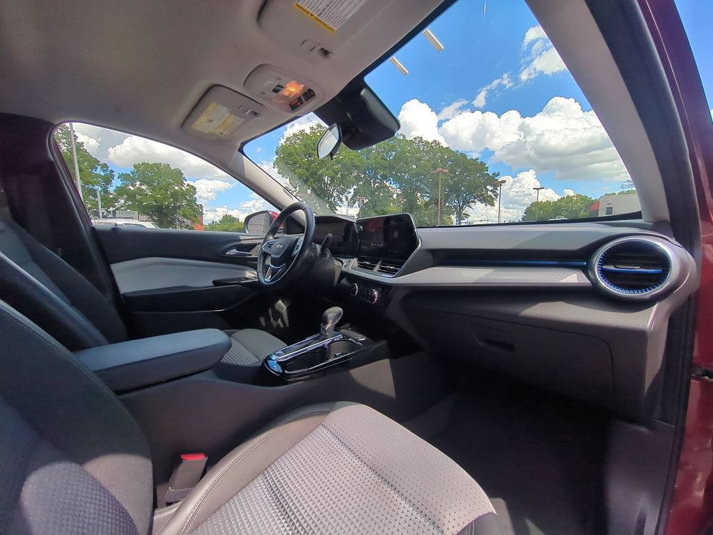 Used 2025 Chevrolet Trax LT w/ LT Convenience Package FWD image 31