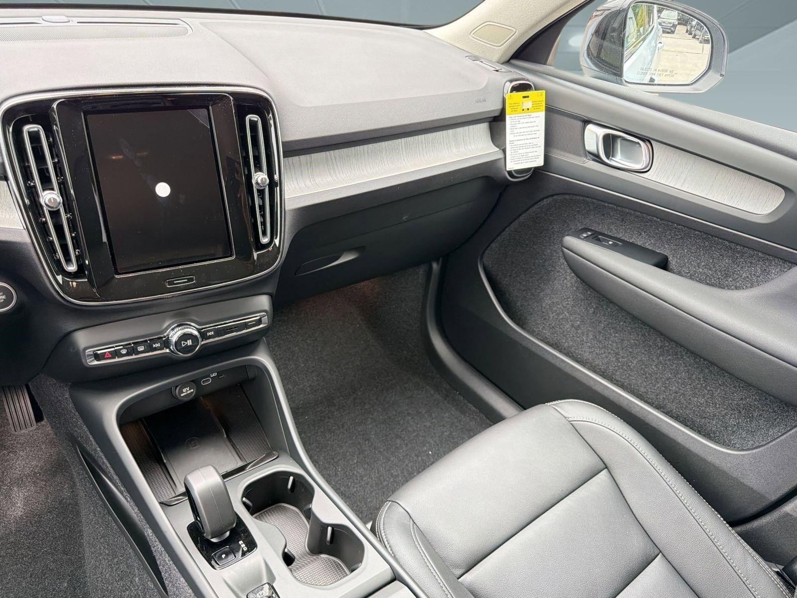 New 2026 Volvo XC40 B4 Core w/ Climate Package FWD image 25
