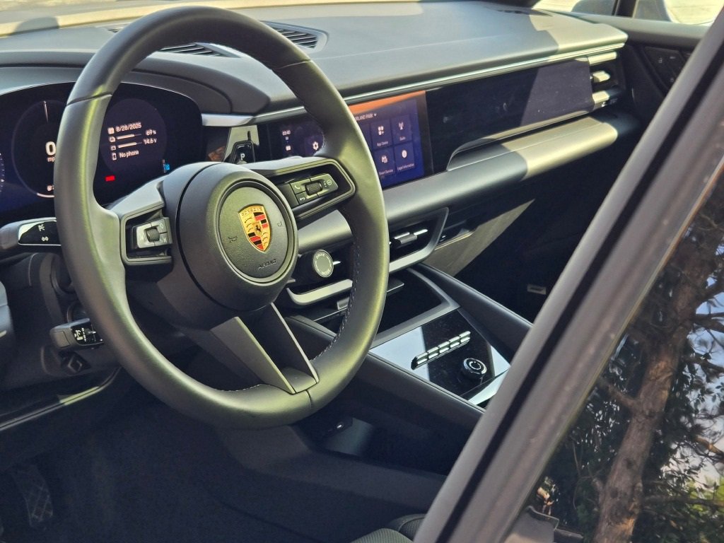 Used 2025 Porsche Macan Electric image 4