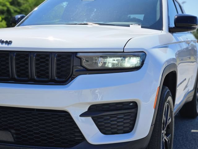 Used 2025 Jeep Grand Cherokee Altitude AWD/4WD image 9