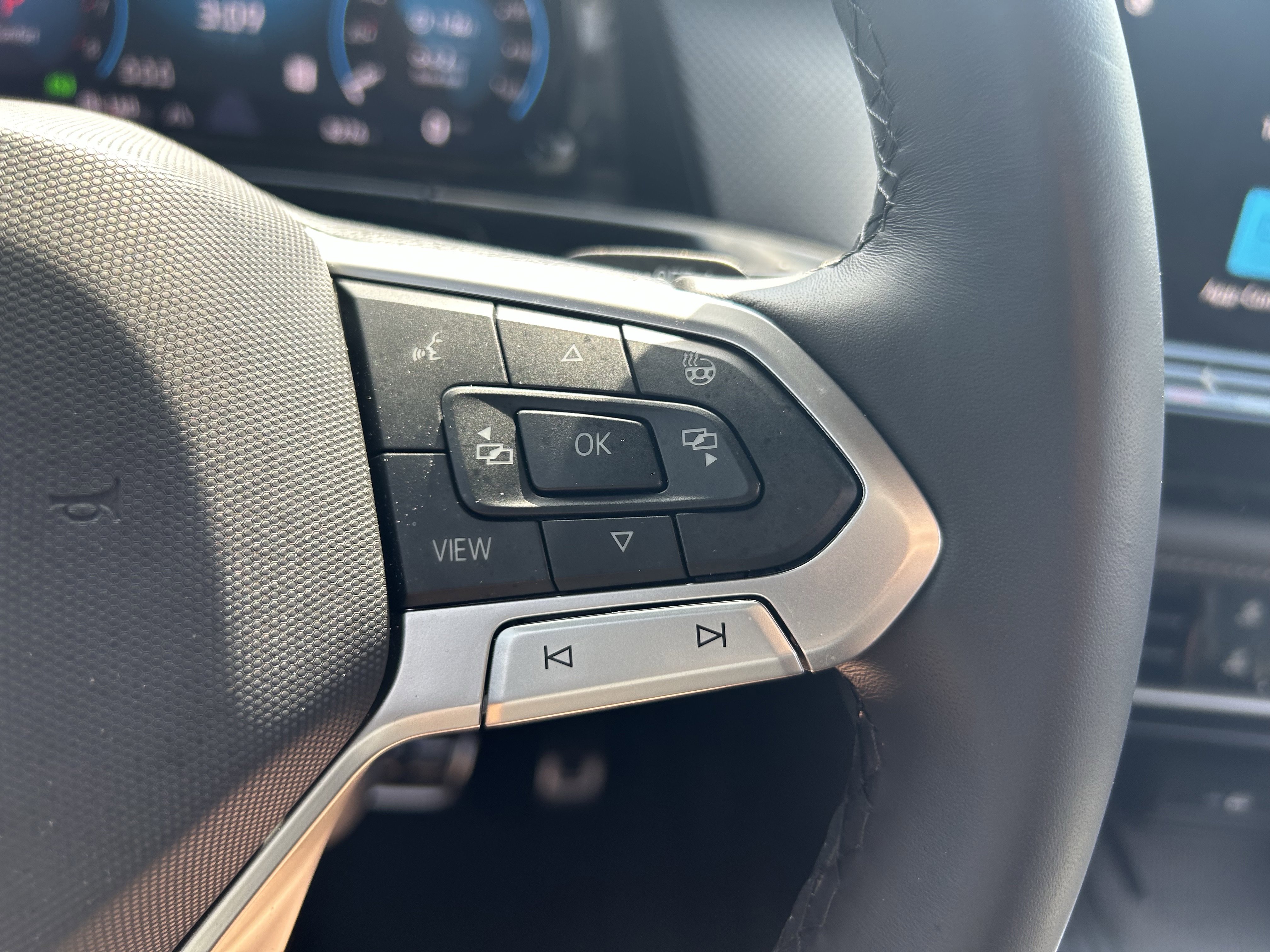 Certified 2025 Volkswagen Atlas Cross Sport SEL Premium R-Line AWD/4WD image 18