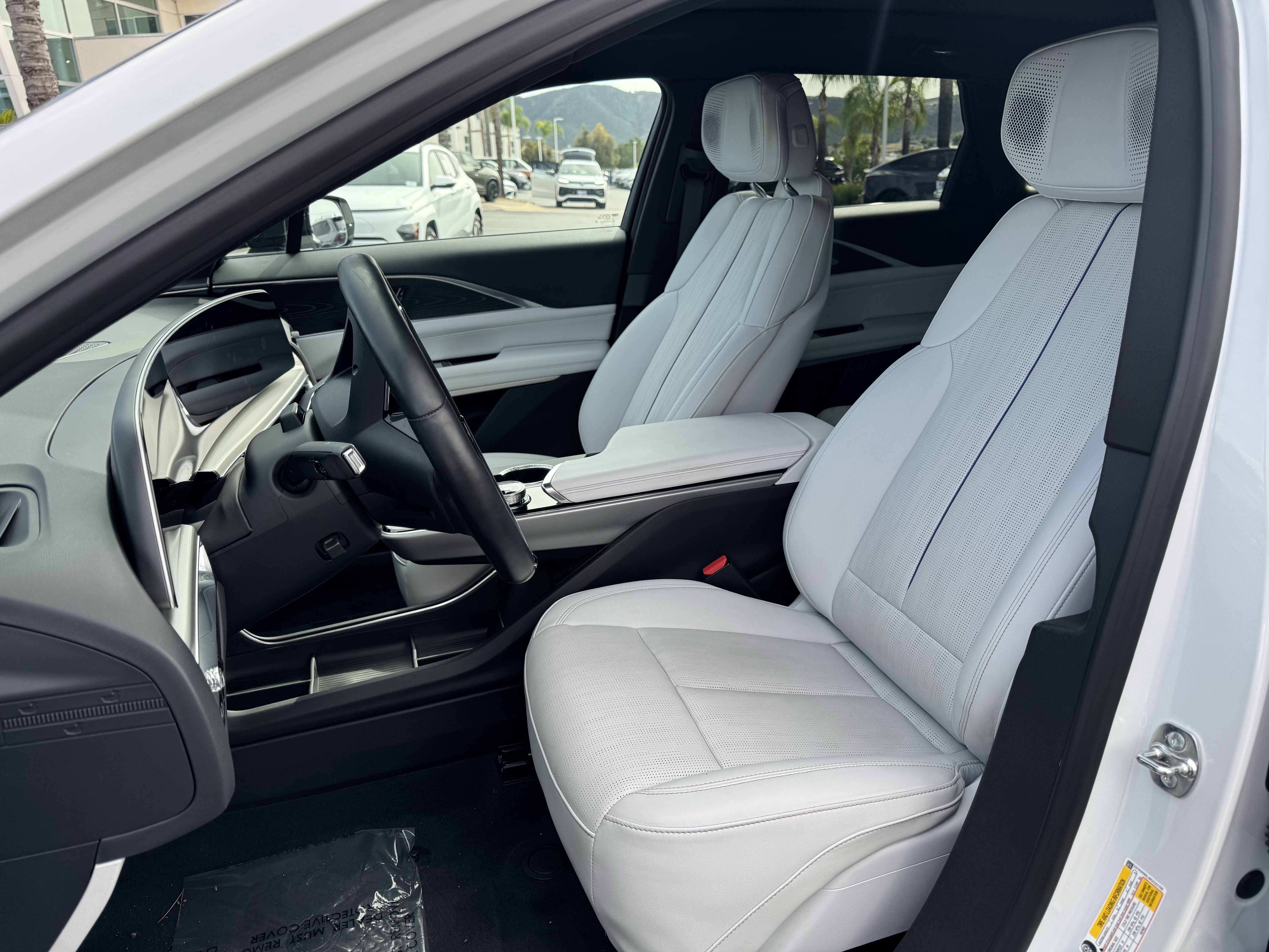 Used 2024 Cadillac Lyriq Luxury AWD/4WD image 18