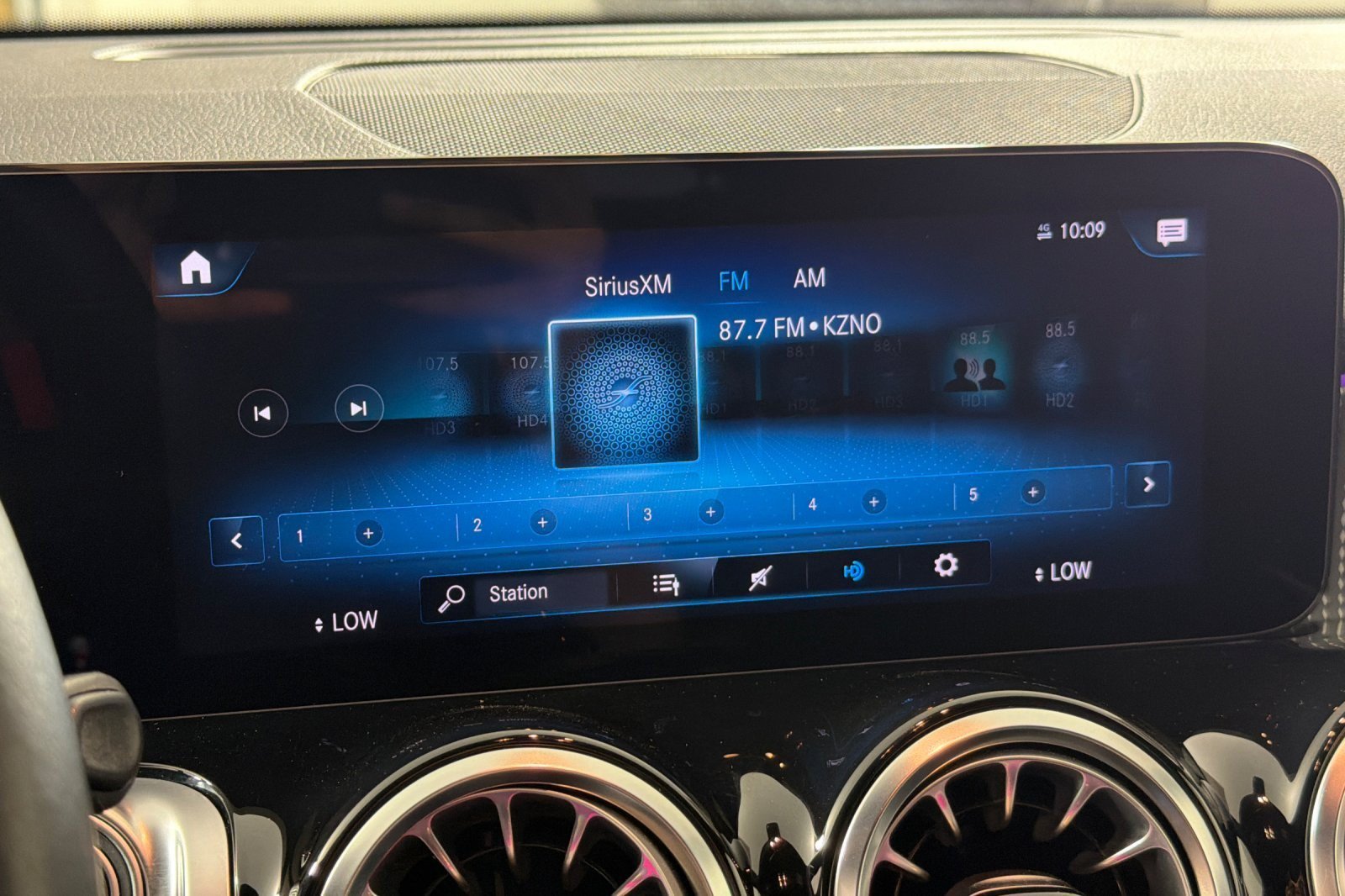 Used 2022 Mercedes-Benz GLB 250 w/ Premium Package Lite image 17