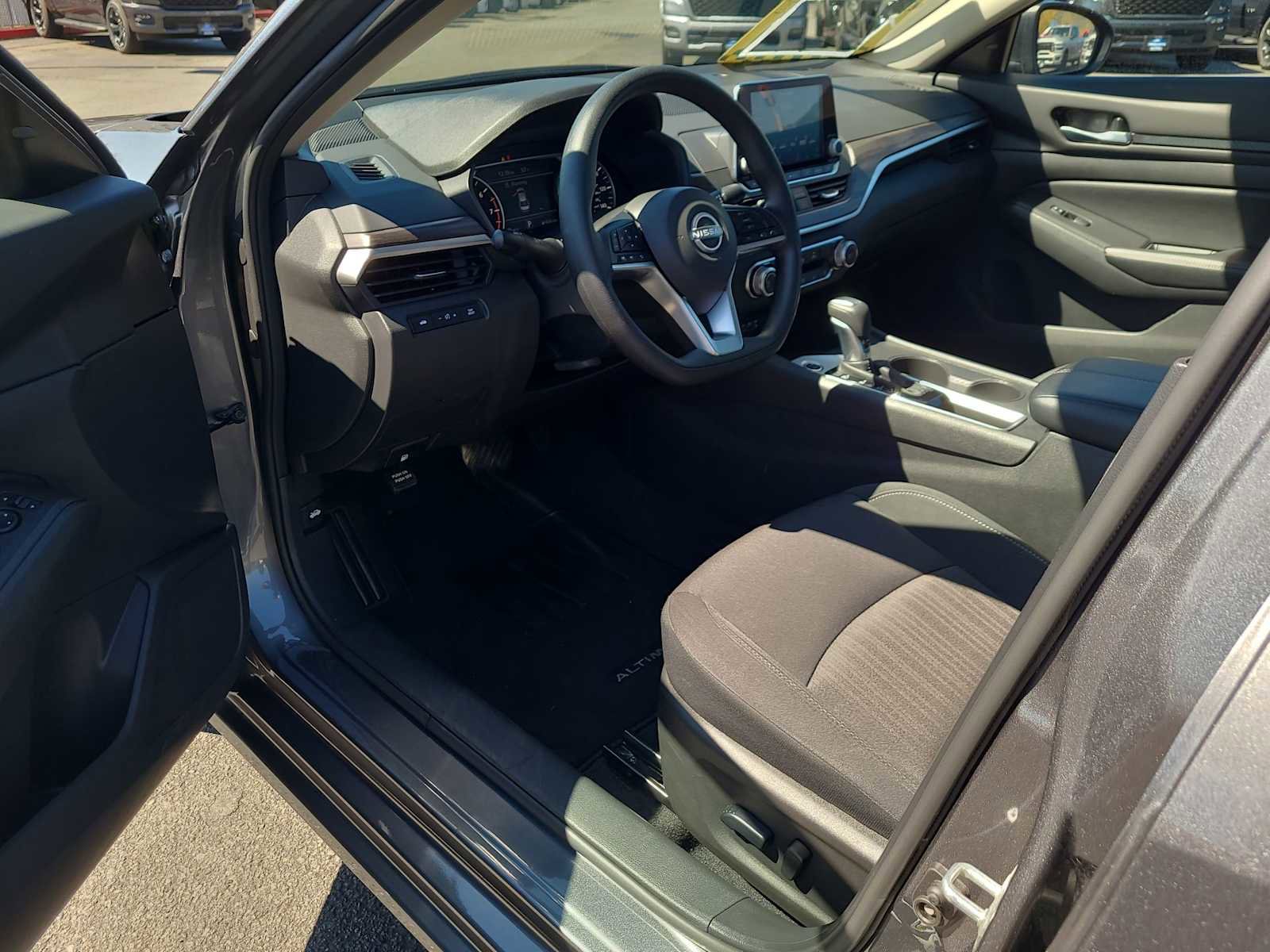 Used 2025 Nissan Altima 2.5 SV FWD image 10