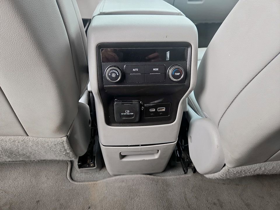 Used 2023 GMC Acadia SLT image 30