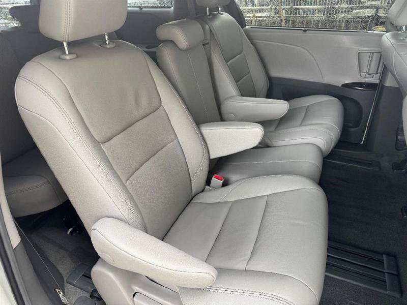 Used 2018 Toyota Sienna XLE Premium FWD image 29