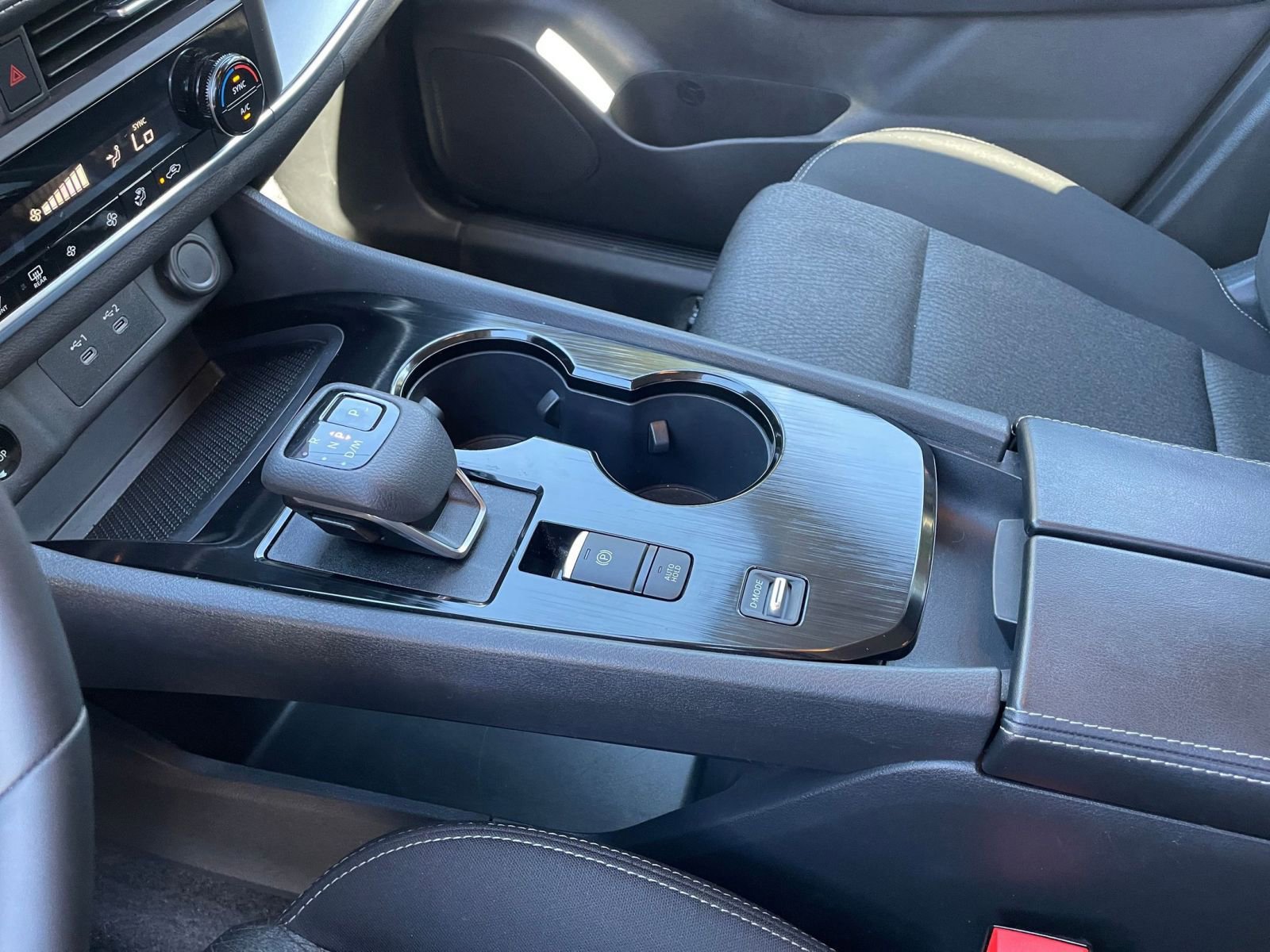 Used 2025 Nissan Rogue SV image 43