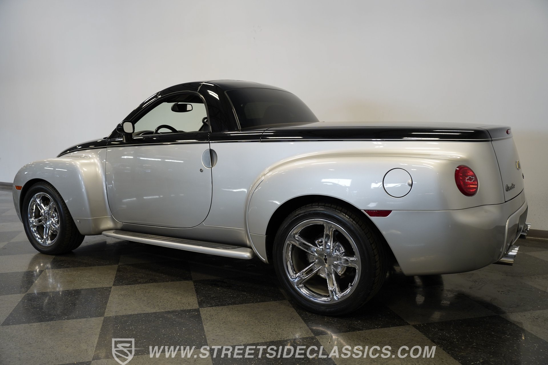 Used 2006 Chevrolet SSR w/ Preferred Equipment Group RWD image 9