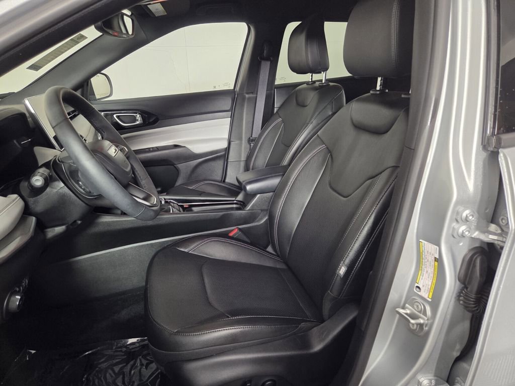 Certified 2025 Jeep Compass Limited w/ Elite Group AWD/4WD image 12