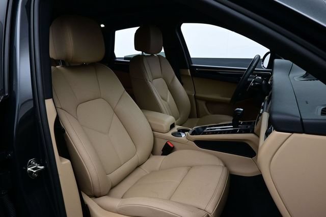 Certified 2025 Porsche Macan AWD/4WD image 18