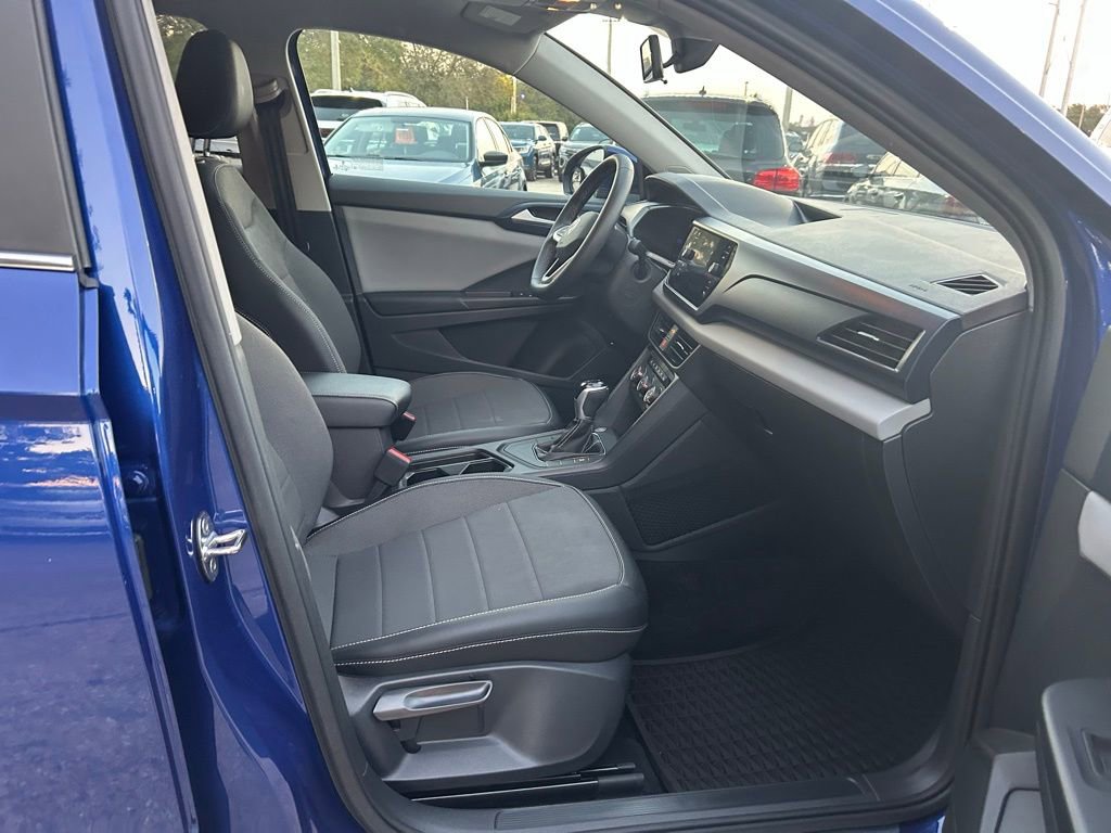 Used 2022 Volkswagen Taos SE w/ Driver Assistance Package image 32