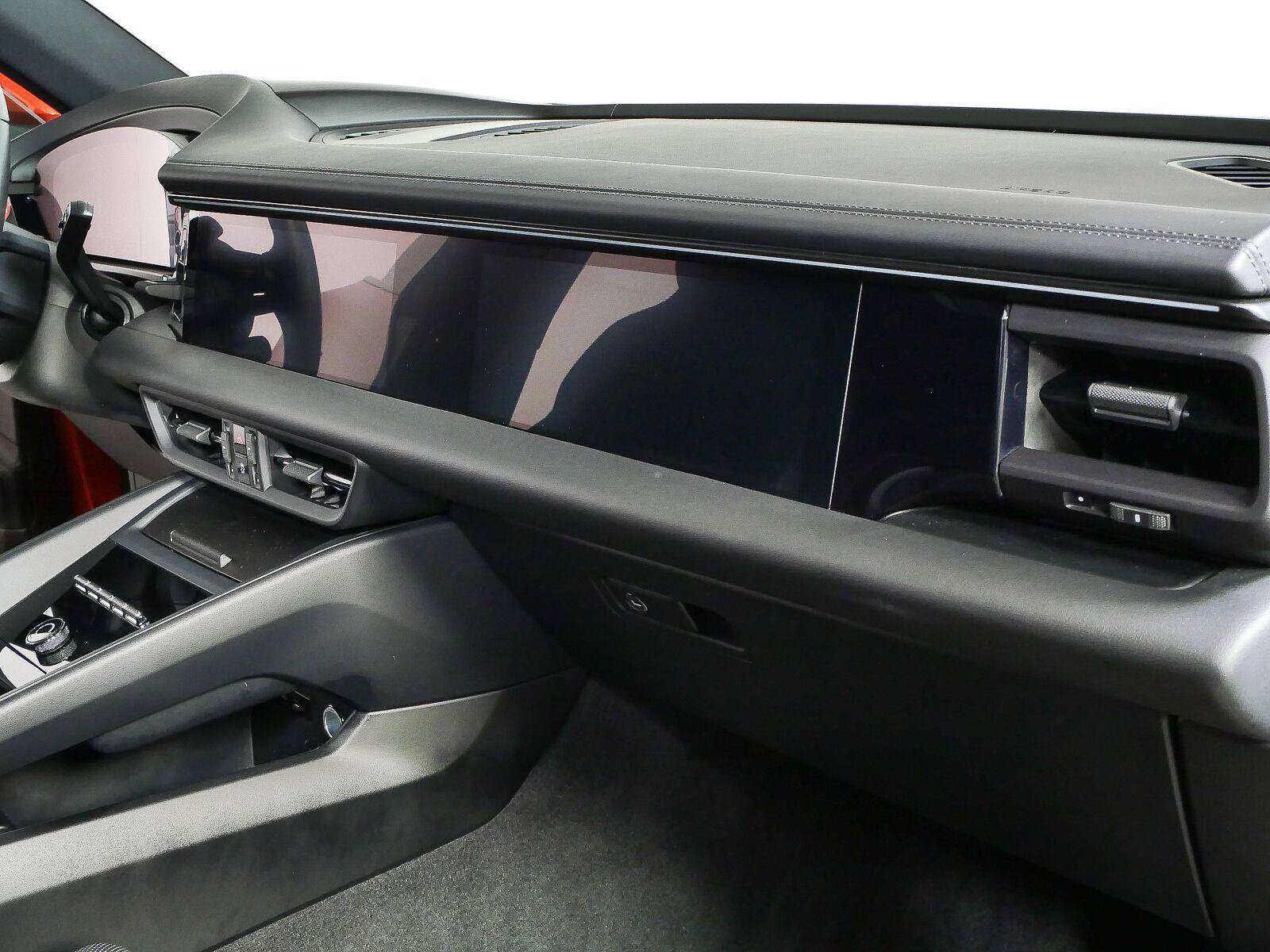 Certified 2025 Porsche Macan 4S Electric AWD/4WD image 24