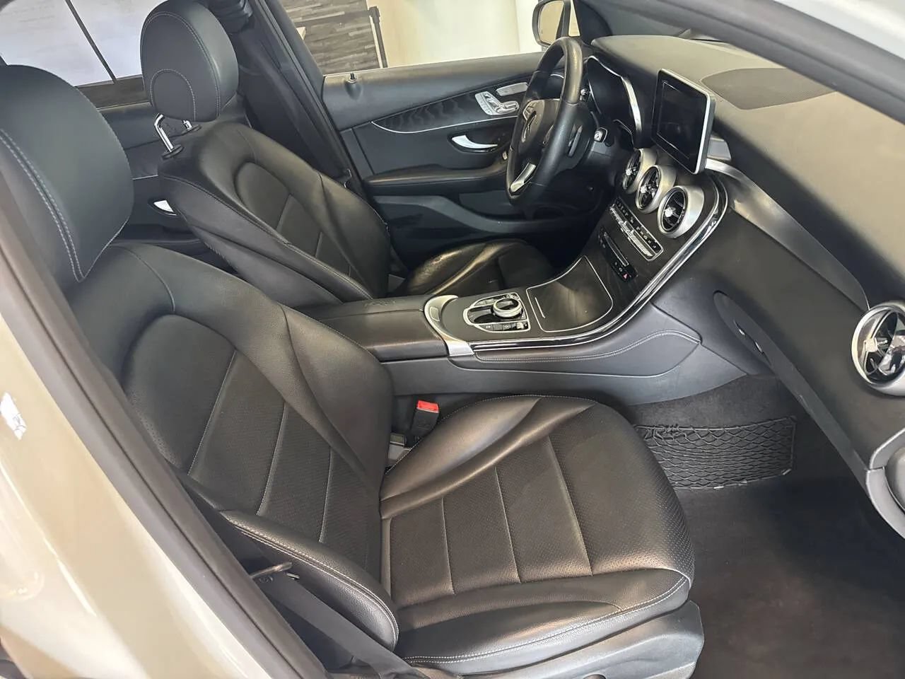 Used 2018 Mercedes-Benz GLC 300 4MATIC w/ Premium Package image 20