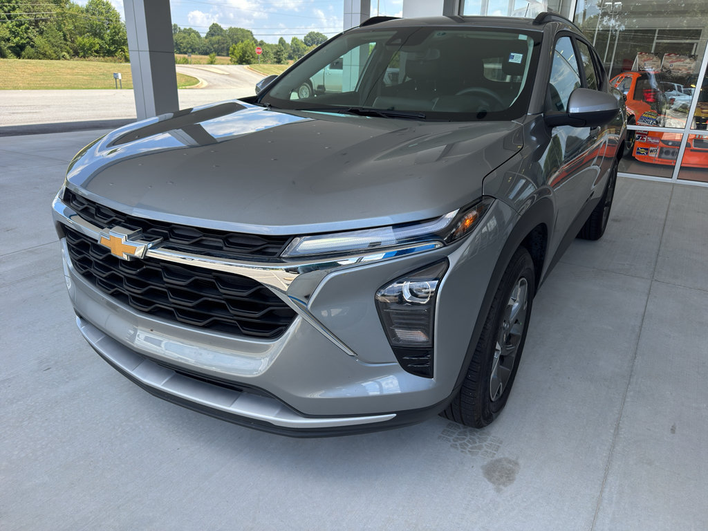 Used 2025 Chevrolet Trax LT FWD image 1