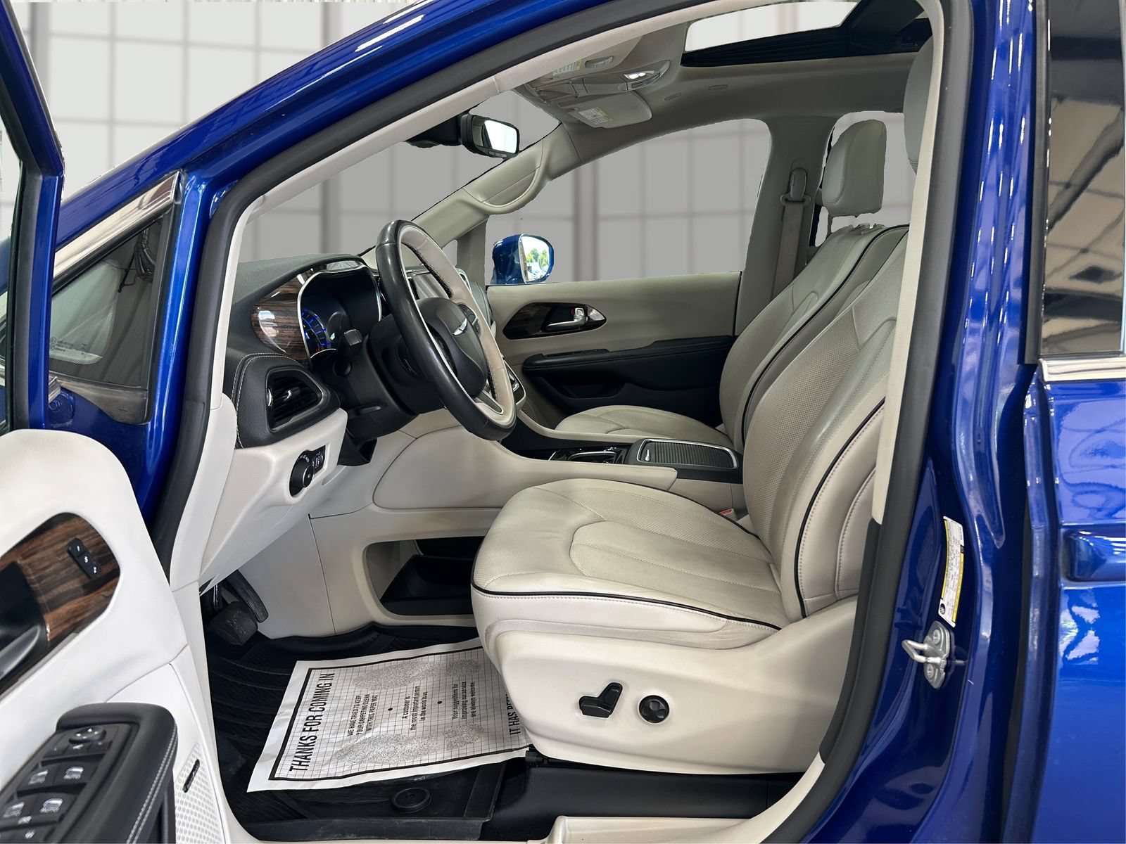 Used 2021 Chrysler Pacifica Limited w/ Uconnect Theater Family Group FWD image 9