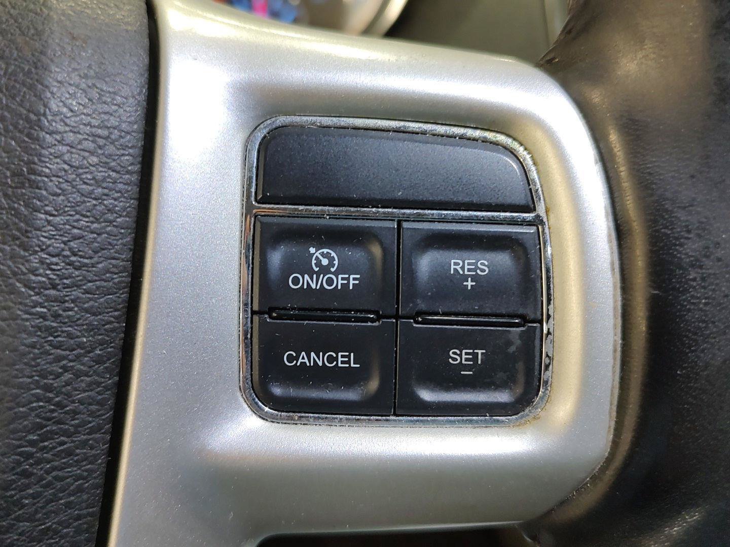 Used 2014 Chrysler Town & Country Touring-L w/ Trailer Tow Group FWD image 17