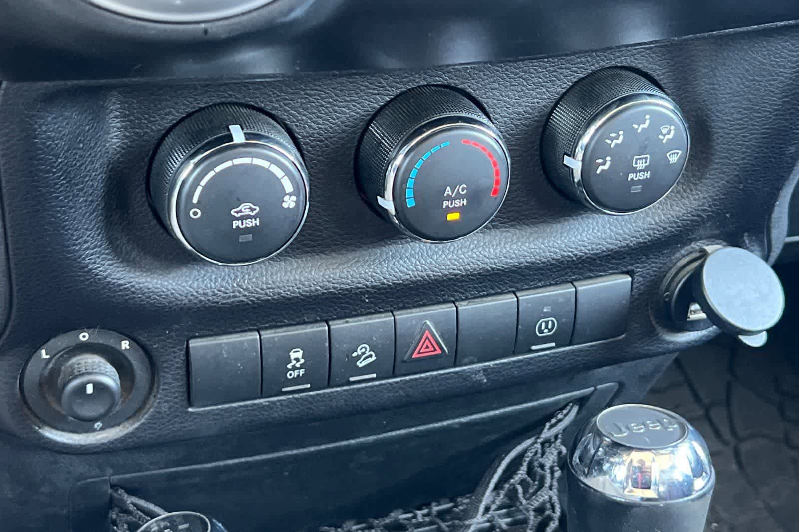Used 2014 Jeep Wrangler Unlimited Sahara w/ Connectivity Group AWD/4WD image 22
