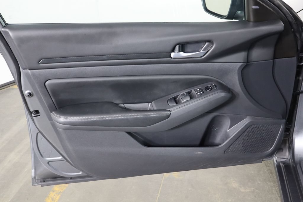 Used 2025 Nissan Altima 2.5 SV FWD image 19