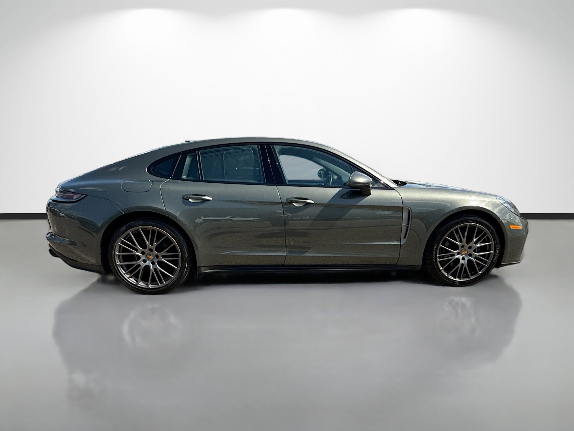 Used 2022 Porsche Panamera 4 Platinum Edition image 6